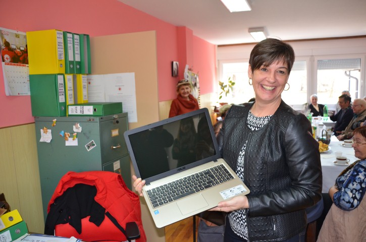 Korisnicima programa Dnevni boravak za starije osobe darovano prijenosno računalo